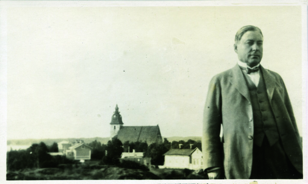 Innan Amos Anderson köpte Söderlångvik gård 1927 tillbringade han sina somrar i Nådendal. I Nådendal intresserade sig Amos speciellt för den gamla klosterkyrkan vars renovering han frikostigt bidrog till.