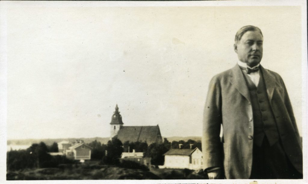 Ennen kuin Amos Anderson hankki Södrlångvikin tilan 1927 vietti hän kesänsä Naantalissa. Naantalissa Amos oli erityisen kiintynyt vanhaan luostarikirkkoon, jonka entisöintiin hän lahjoitti huomattavia varoja.