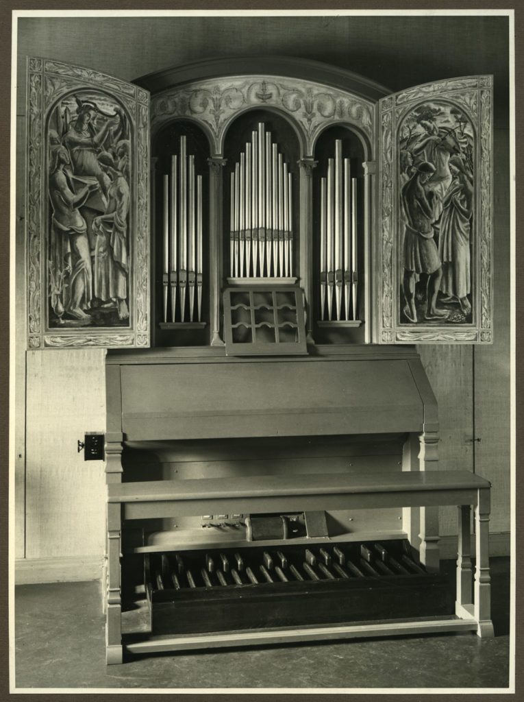 Till kapellet anskaffade Amos en orgel. Kangasalaorgeln är ritad av Werner West och dekorerad med målningar av Henry Ericsson.