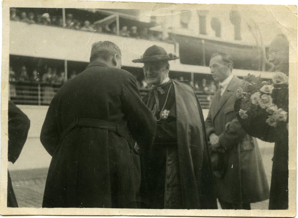 Vuonna 1923 roomalaiskatolinen kardinaali Willem van Rossum vieraili Suomessa Amos Andersonin kutsumana.