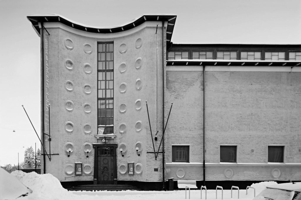 Amos Anderson donerade en stor summa till bygget av Helsingfors Konsthall 1927. Andra donatorer var Gösta Serlachius och Salomo Wuorio. Byggnaden ritades av Jarl Eklund (1876–1962) och Hilding Ekelund (1893–1984).  Foto: Patrik Rastenberger/Helsingfors Konsthall.