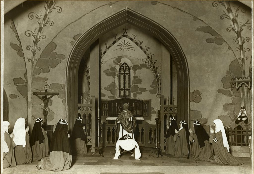 Det av Amos Anderson författade och regisserade legendspelet Vallis Gratiae hade urpremiär i kyrkan i Nådendal 1922. Förutom Nådendal visades Vallis Gratiae även på Svenska Teatern och Kansallisteatteri i Helsingfors samt i Stockholm och Wien.