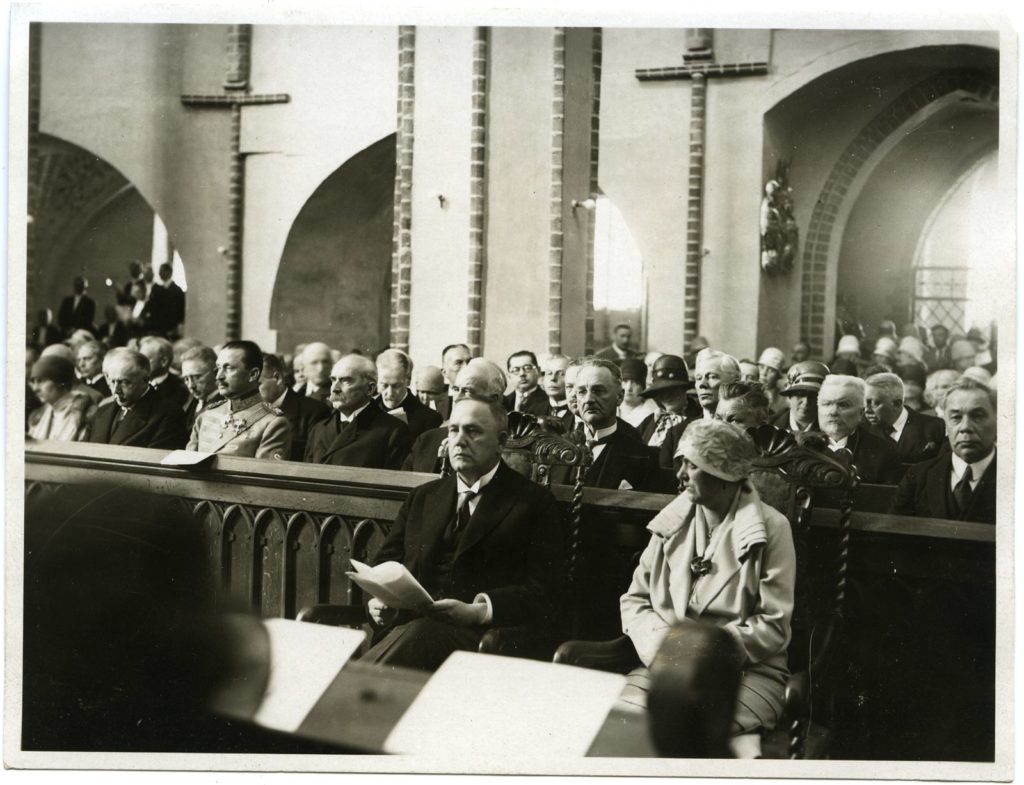 Restauroitu Turun tuomiokirkko vihittiin kesäkuussa 1929. Eturivissä presidentti Lauri Relander. Takana mm. C.G. Mannerheim ja Kyösti Kallio.