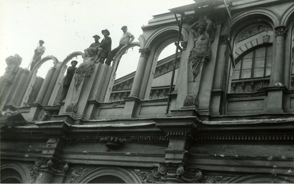 Skulpturutsmyckningen, bl.a. karyatiderna, kvinnoskulpturerna som fungerar som kolonner, monterades ner från Svenska Teaterns fasad i samband med renoveringen 1935. Karyatiderna hittade ett nytt hem på garagets södra gavel på Söderlångvik.