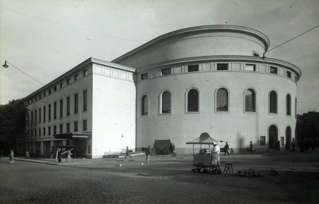 Svenska Teatern med modern funkisfasad efter ombyggnaden i slutet av 1930-talet. Arbetet planerades av arkitekterna Jarl Eklund och Eero Saarinen.