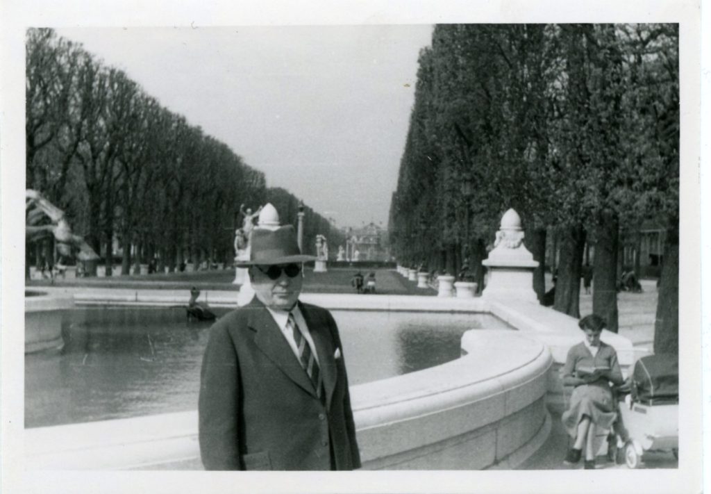Amos matkusti paljon. Tässä Versailles’ssa Ranskassa.