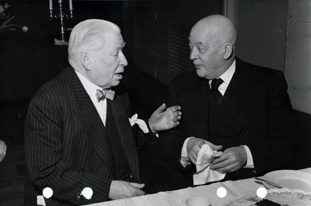 Amos Anderson ja hänen ystävänsä nuoruusvuosilta ja hoviarkkitehtinsa W.G. Palmqvist Mercatorin 50-vuotisjuhlissa 1956. Palmqvist suunnitteli Andersonille lukuisia rakennuksia.