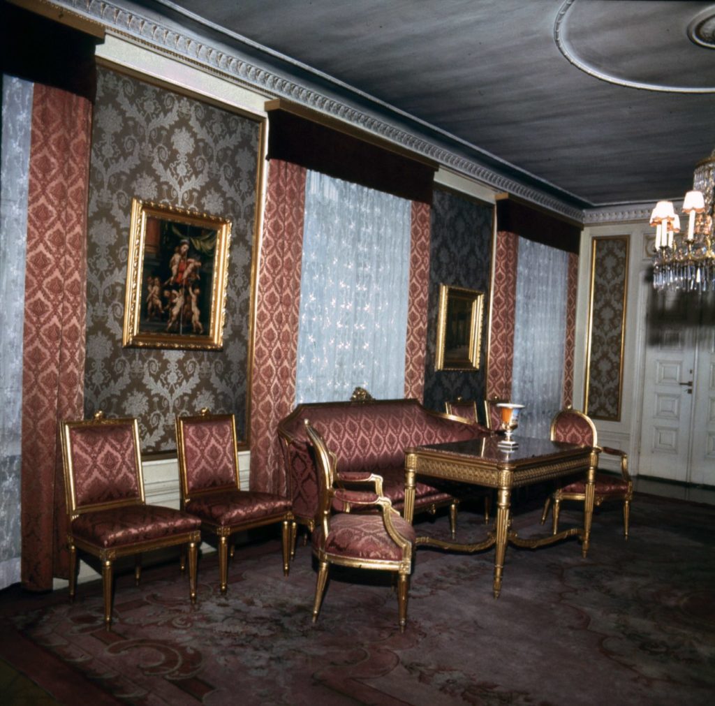 Salongen och det gustavianska möblemanget i Amos Andersos hem i 5 våningen. Efter Amos bortgång i början av 1960-talet fotograferadesi hemmet innan det konverterades till museum.