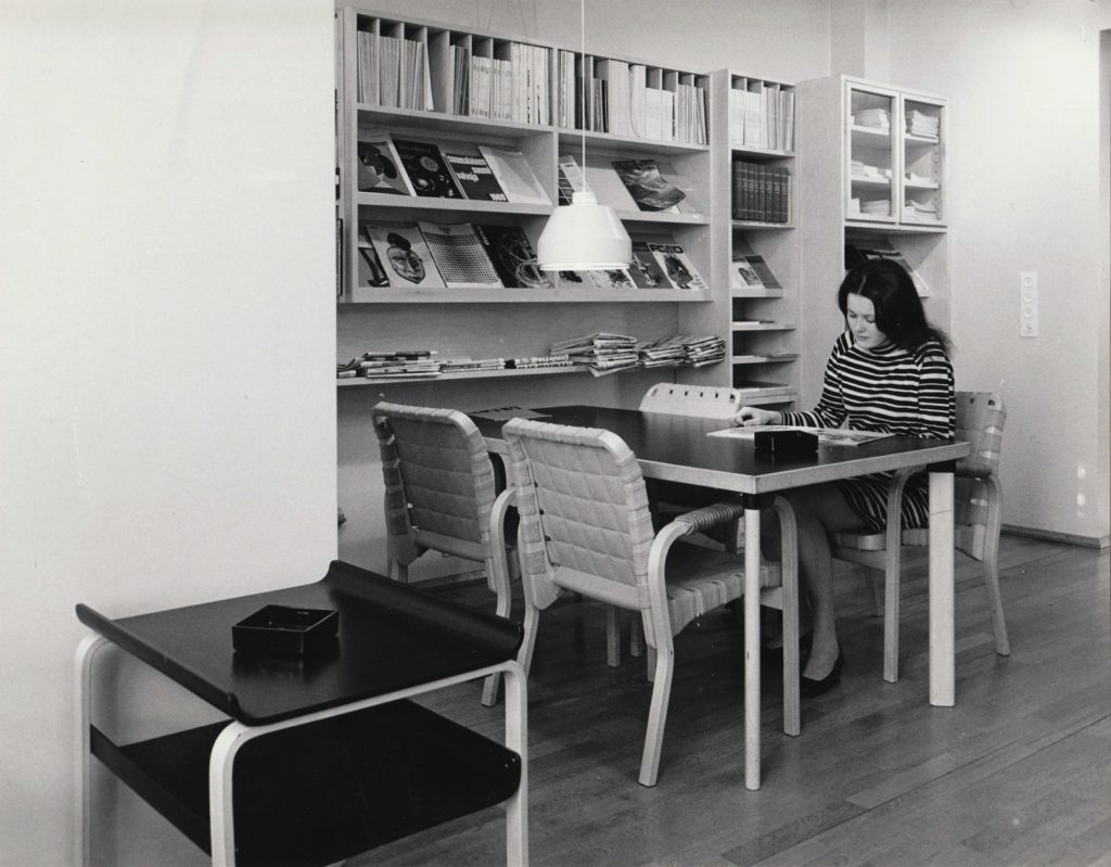 Museets läsesal i slutet av 1960-talet. På bilden museets långvariga amanuens och intendent Liisa Kasvio.