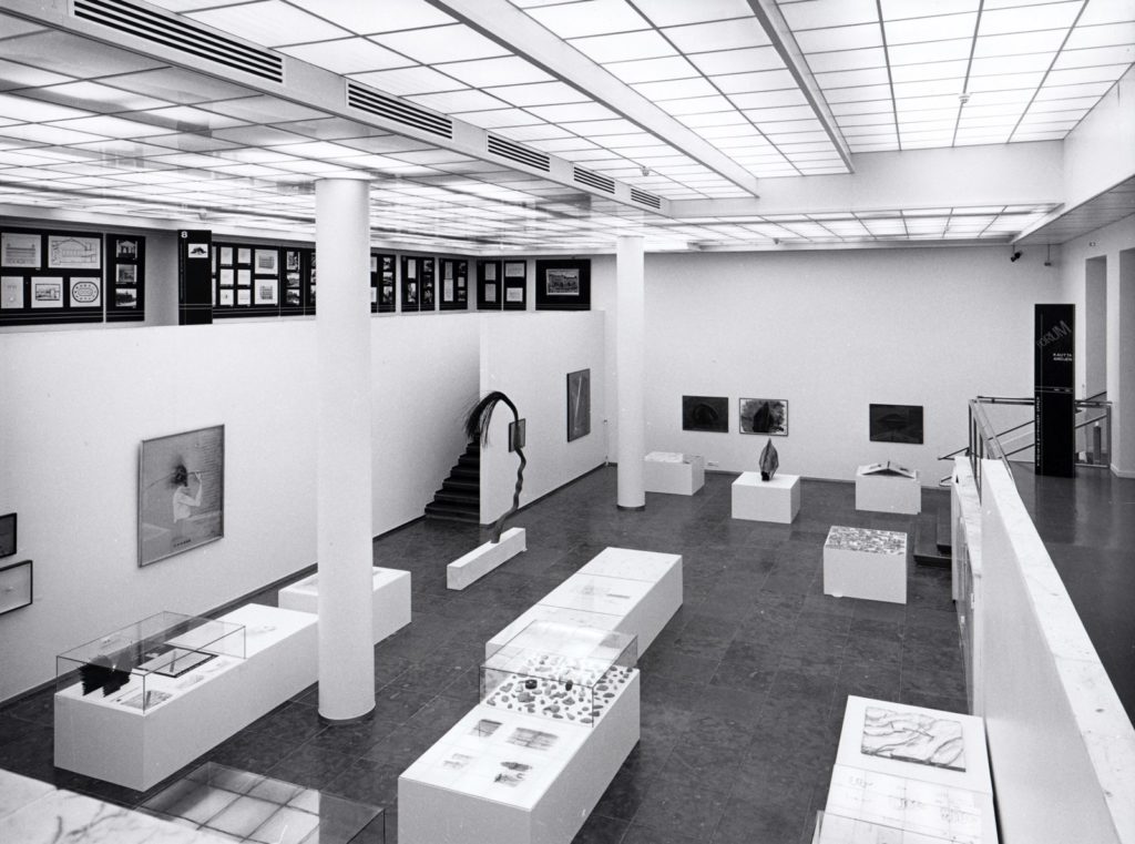 Den av arkitekt Kari Hyvärinen ritade nya utställningshallen invigdes bl.a. med en utställning av Forumkonstnärerna Kimmo Kaivantos, Ukri Merikantos och Zoltan Popovits konst 15.11.1985–5.1.1986. 