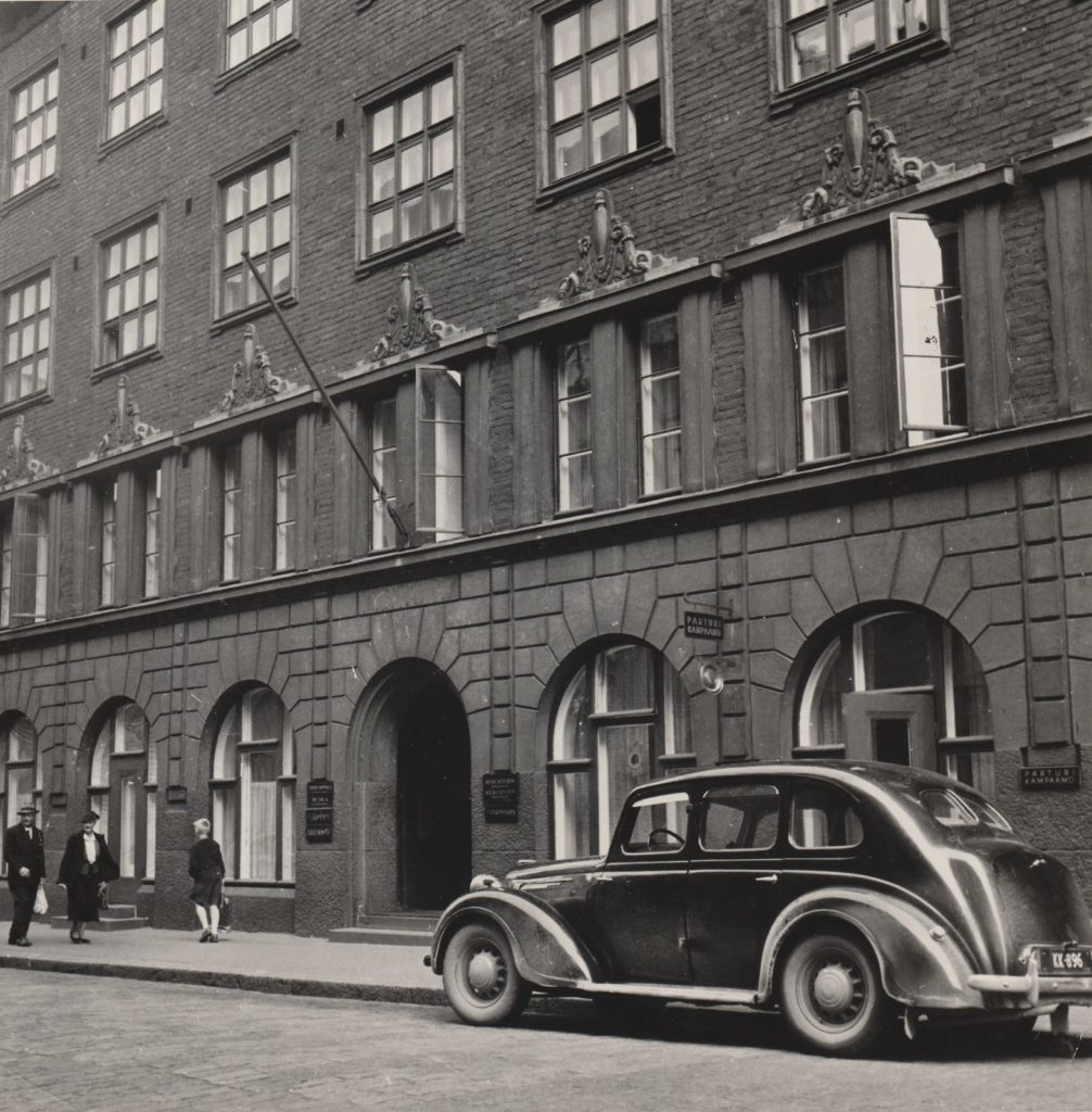 W.G. Palmqvist & Einar Sjöström: Yrjönkatu 27 rakennettiin 1912–13. Amos Andersonin koti sijaitsi kahdessa ylimmässä kerroksessa, toimistot taas  alemmilla tasanteilla. Ensimmäisen maailmansodan aikana Amos Anderson ottaa suuria lainoja ja sijoittaa varat kiinteistöihin. Hänen omaisuutensa perustui muun muassa näihin sijoituksiin.