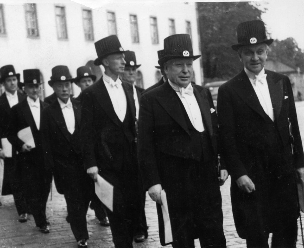 Amos Anderson leder processionen efter promotionen vid Åbo Akademi 1948 där han kreerades till hedersdoktor. Amos gjorde en lång och betydande insats för Åbo Akademi vars styrelse han tillhörde åren 1922–1958.