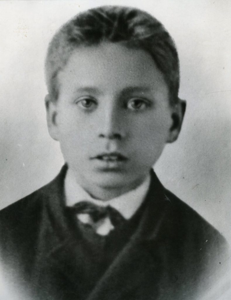 Amos Anderson föddes 3.9.1878. Här den äldsta bevarade bilden av honom från 1885.