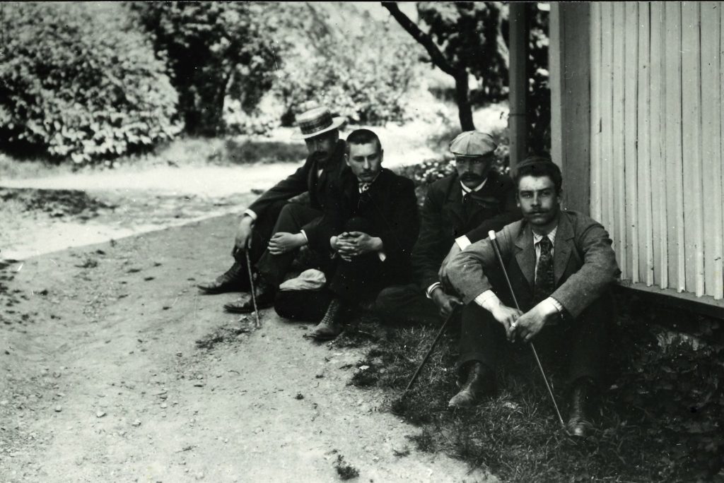 På utfärd i Nådendal år 1900. Fr.v. Joel Löfstrand, Amos Anderson, Otto Andersson och Gösta Wahlström.
