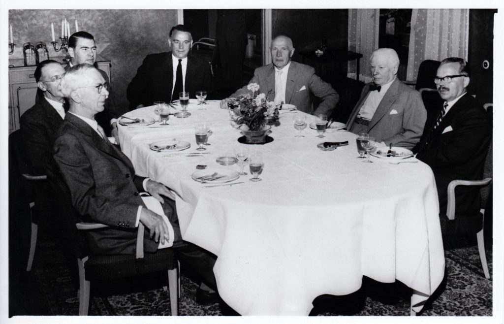 Keltaisessa huoneessa, Royal. Vasemmalta Egidius Ginström, Per Nyström, Olli Ylikangas, K-G Lindman, Eino Riekki, Amos Anderson, Eero Petäjäniemi, kevät 1954.