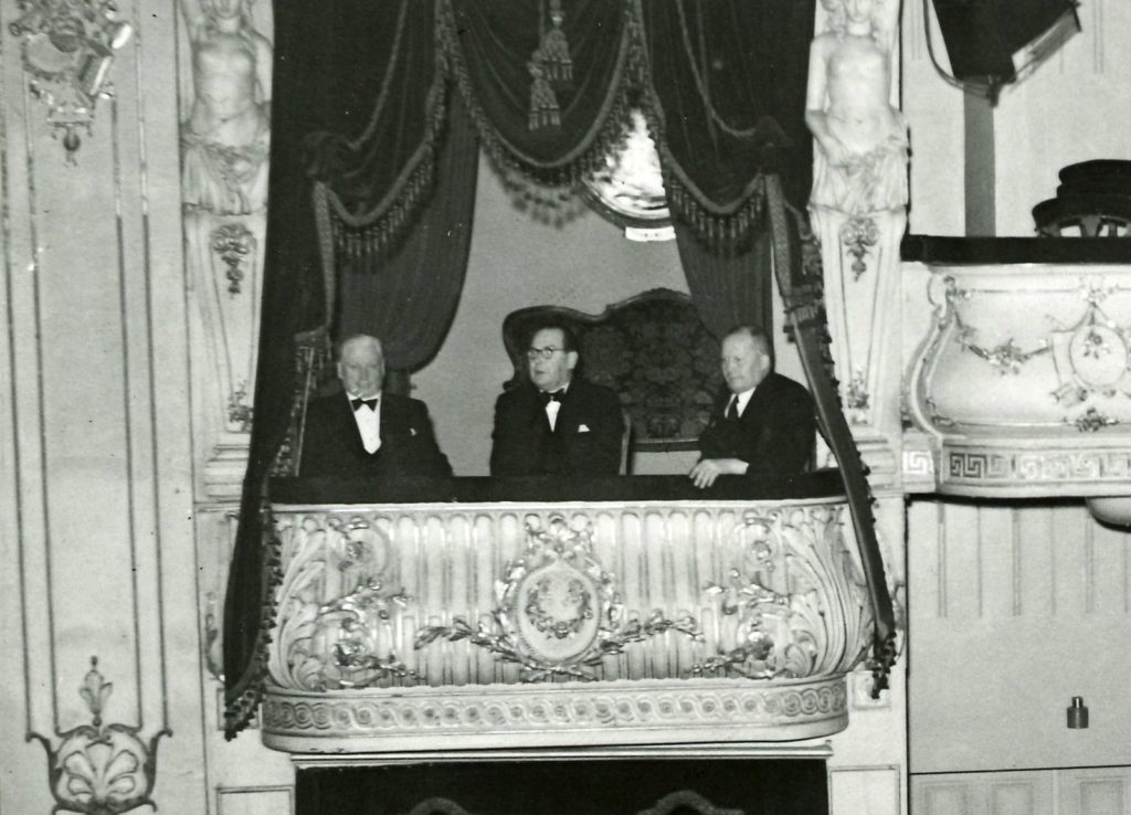 Amos Anderson ja K.A. Fagerholm Svenska Teaternin loosissa. Fagerholm oli teatterin hallituksen puheenjohtaja ja Andersonin hyvä ystävä.
