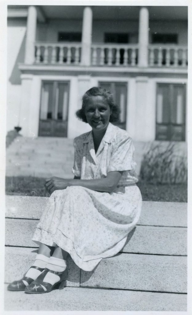 Mona Mårtenson (1902–1956) tillbringade sina somrar på Söderlångvik i närmare femton år. 