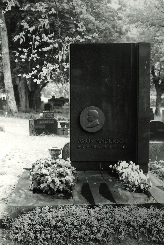 Amos Andersonin hauta Kemiön hautausmaalla. Felix Nylund muotoili sen rintakuvalla varustetun laatan. Amos kuoli pääsiäissunnuntaina 2. huhtikuuta 1961 kesäasunnollaan Söderlångvikissa. Kuollessaan hän oli 82-vuotias.
